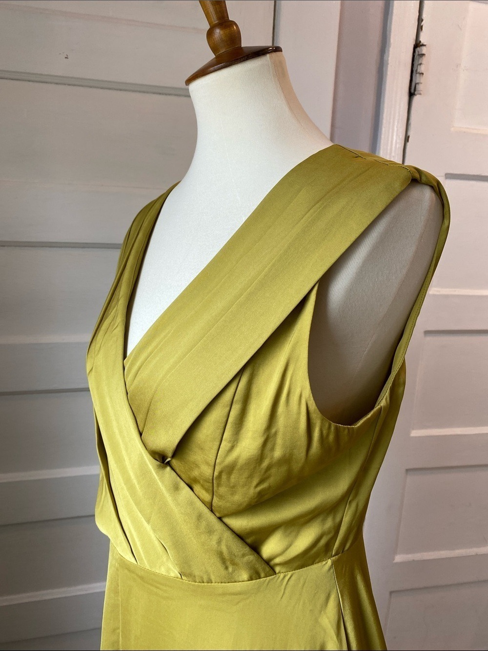 Banana Republic Pintuck Bodice Maxi Dress in Gilded Green, Size 6 - Picture 9 of 13